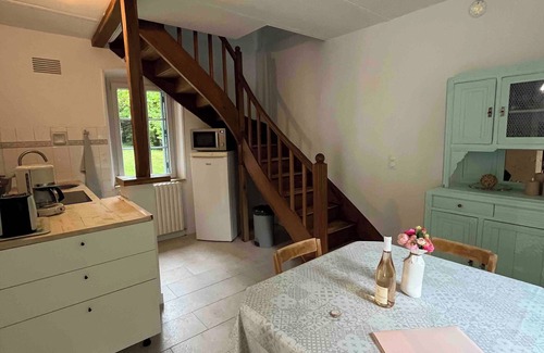 Troo Cottage | Riverfront gîte in 3ha park with swimming pool, tennis court