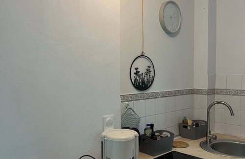 Troo Cottage | Riverfront gîte in 3ha park with swimming pool, tennis court