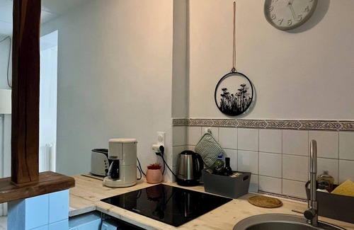 Troo Cottage | Riverfront gîte in 3ha park with swimming pool, tennis court