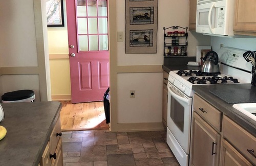 Strasburg House | Riverfront - Happy Peach on the Shenandoah