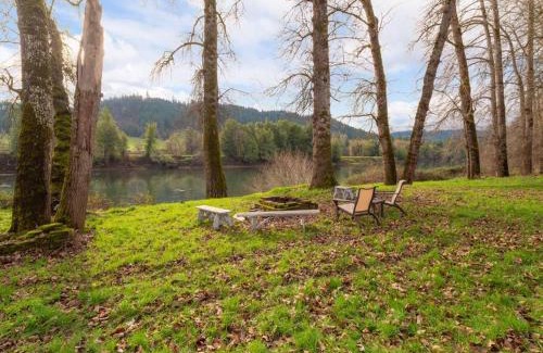 Roseburg Apartment | Riverfront Hideaway - Hot Tub - Private Entrance