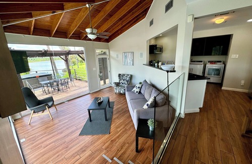 Barrett House | Riverfront Home in Houston with private pool and hot tub