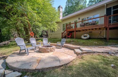 East Ellijay House | Riverfront Home w Deck & Hot Tub