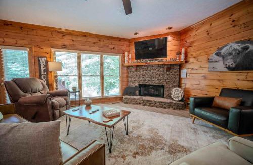 East Ellijay House | Riverfront Home w Deck & Hot Tub