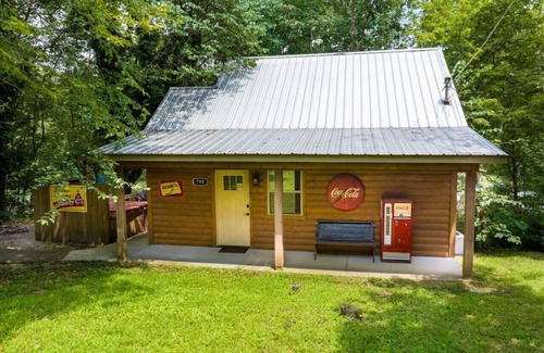 Mentone Cabin | Riverfront l Hot Tub l Dock