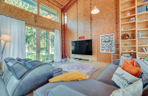 Libertyville House | Riverfront Libertyville Retreat with Outdoor Kitchen