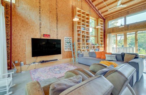 Libertyville House | Riverfront Libertyville Retreat with Outdoor Kitchen