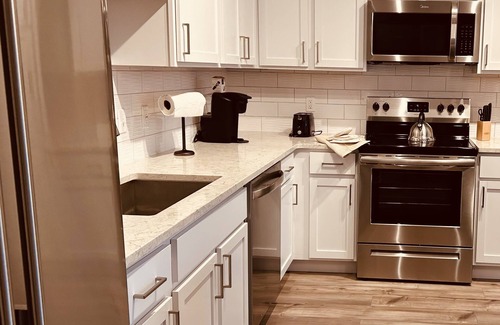 Highlands Apartment | Riverfront Living Near Airport