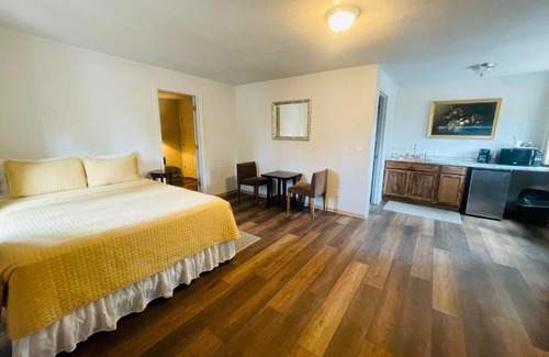 Shady Cove Hotel | Riverfront Lodging