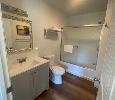 Shady Cove Hotel | Riverfront Lodging