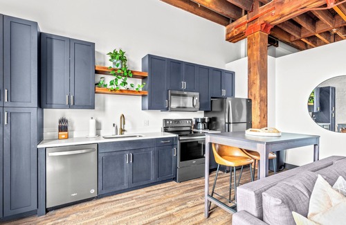 Mitchell Apartment | Riverfront Loft - Arch Views - Onsite Fitness Center