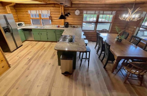 Roseburg Cabin | Riverfront Log Cabin in Roseburg’s Wine Country