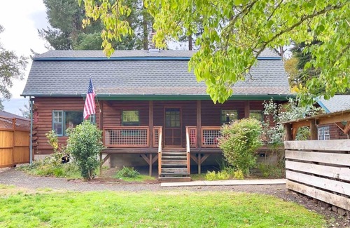 Roseburg Cabin | Riverfront Log Cabin in Roseburg’s Wine Country