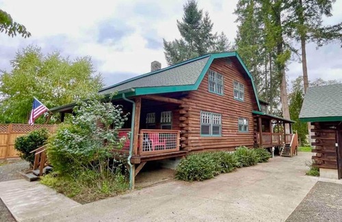 Roseburg Cabin | Riverfront Log Cabin in Roseburg’s Wine Country