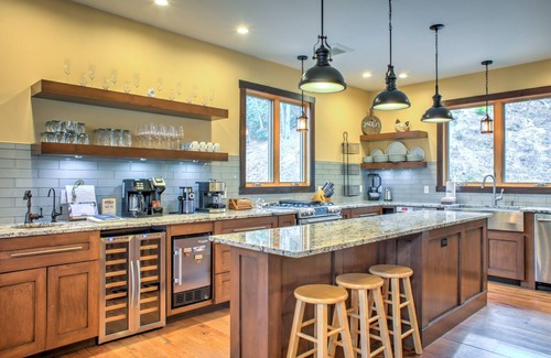 Burnsville Cabin | Riverfront Luxury Lodge w/Hot Tub + Biltmore Pass | Pet-Friendly Paradise