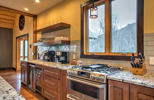 Burnsville Cabin | Riverfront Luxury Lodge w/Hot Tub + Biltmore Pass | Pet-Friendly Paradise