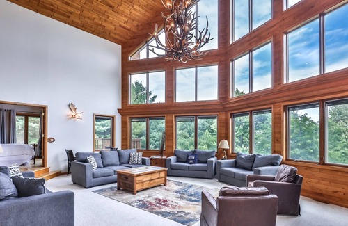Day House | Riverfront Luxury with 5 bedrooms & Private Pool! 35 Minutes to Granite Peak!