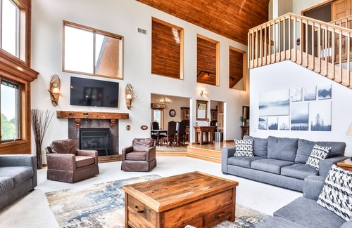 Day House | Riverfront Luxury with 5 bedrooms & Private Pool! 35 Minutes to Granite Peak!