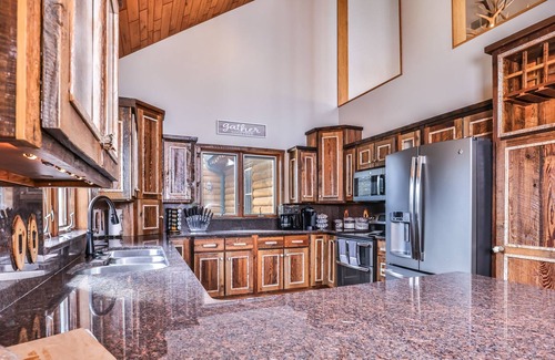 Day House | Riverfront Luxury with 5 bedrooms & Private Pool! 35 Minutes to Granite Peak!