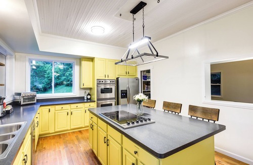 Milford Cottage | Riverfront Milford Getaway w/Kayaks + Deck!