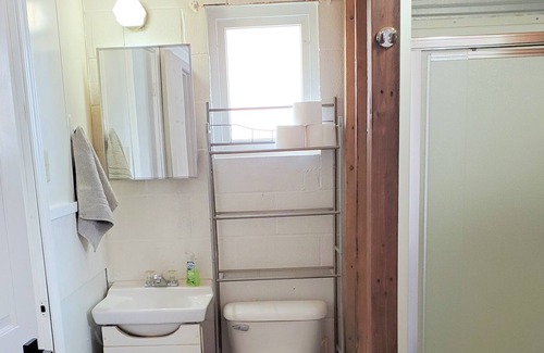 Davisville Cottage | Riverfront modern cottage on North Bend Rail Trail