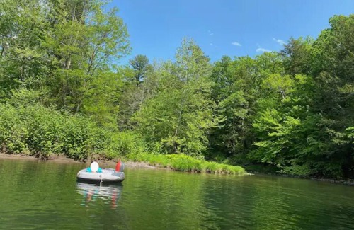 Freehold House | Riverfront modern cabin- 20 minutes to Windham & Hudson