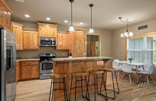 Flippin House | 🐟Riverfront🎣Monster Fish🛥️Boat Launch👶Kid friendly🎆Across from Gaston's