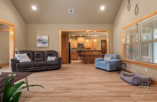 Flippin House | 🐟Riverfront🎣Monster Fish🛥️Boat Launch👶Kid friendly🎆Across from Gaston's