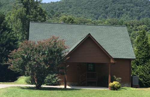 Hiawassee House | Riverfront Mountain Cabin with 2000’ of Trout River Fishing and Mountain Views