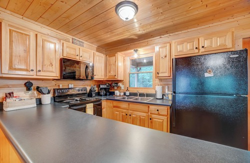 Ellijay Cabin | RIVERFRONT+ NEW Hot Tub + Apple Orchards + Close to Wineries + Downtown