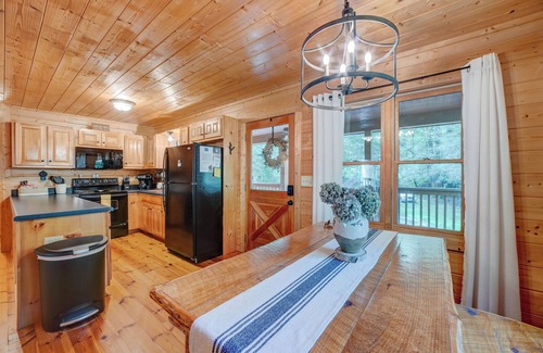 Ellijay Cabin | RIVERFRONT+ NEW Hot Tub + Apple Orchards + Close to Wineries + Downtown