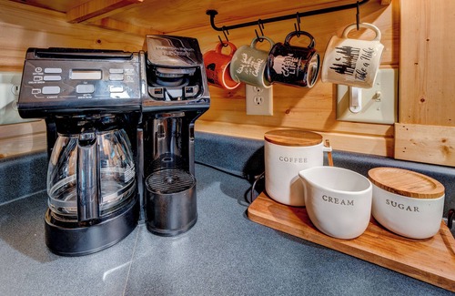 Ellijay Cabin | RIVERFRONT+ NEW Hot Tub + Apple Orchards + Close to Wineries + Downtown