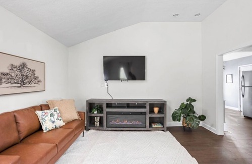 Noblesville House | Riverfront Noblesville Home/kayaks/Fishing, boating!