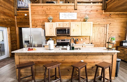 Golden Cabin | Riverfront | Ping Pong + Playset + Kayaks | EV