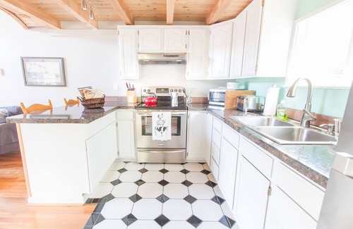 Jennings Lodge Cottage | Riverfront Portland Area Cottage. The ultimate romantic and peaceful retreat!