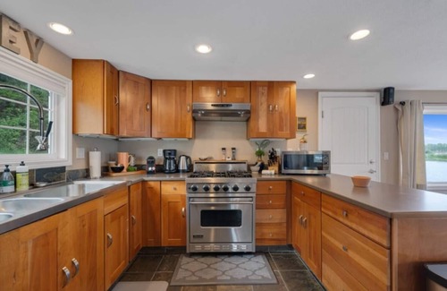 Nehalem Cottage | *Riverfront*Pvt Dock*Game Room*6 mins to Beach*