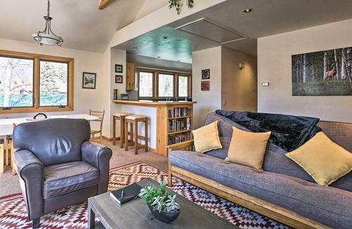 Redstone Apartment | Riverfront Redstone Cabin w/ Private Deck & Grill!
