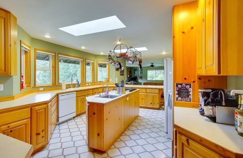 Startup House | Riverfront Rental w/Deck: 4 Mi to Wallace Falls!