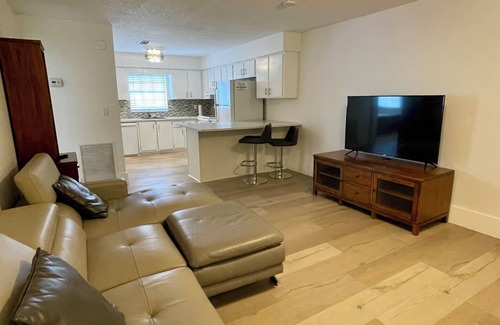 Sailboat Bend Apartment | Riverfront Retreat:2BR+Soak tub