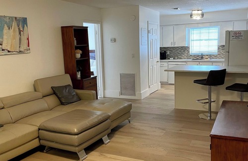Sailboat Bend Apartment | Riverfront Retreat:2BR+Soak tub