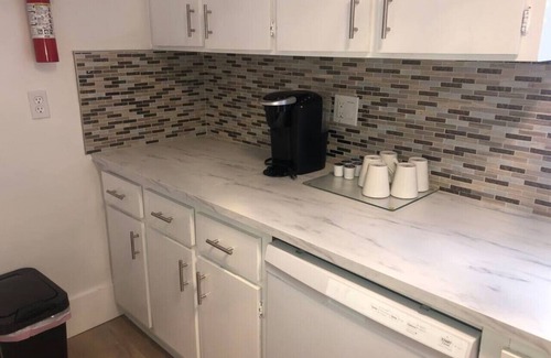 Sailboat Bend Apartment | Riverfront Retreat:2BR+Soak tub