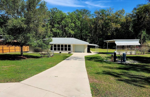 Dunnellon House | Riverfront Retreat on the Withlacoochee River and only minutes to Rainbow River!