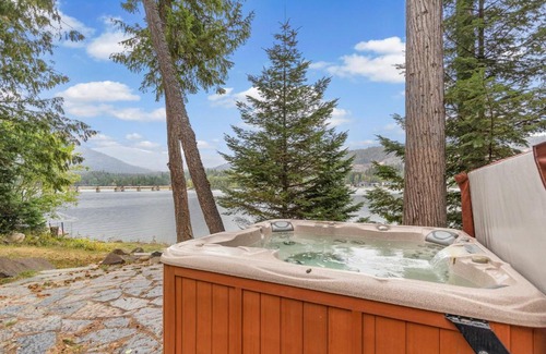 Sandpoint House | Riverfront Retreat