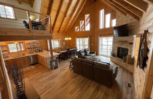 San Juan River Village House | Riverfront "Streams & Dreams" Cabin with Hot Tub