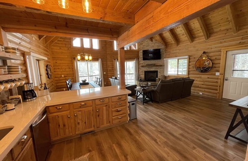 San Juan River Village House | Riverfront "Streams & Dreams" Cabin with Hot Tub