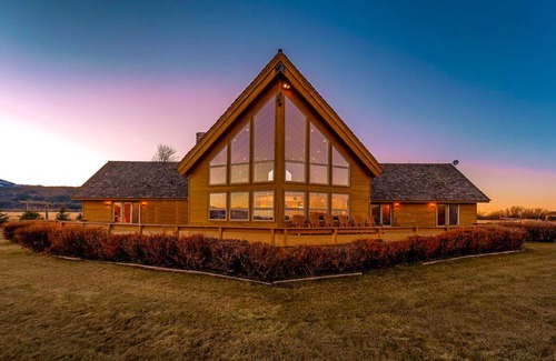 Victor House | Riverfront Teton property convenient to Jackson Hole & Targhee - dog-friendly