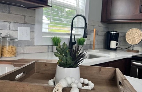 Knox County Cottage | Riverfront Tiny House- Fishing & Kayaking