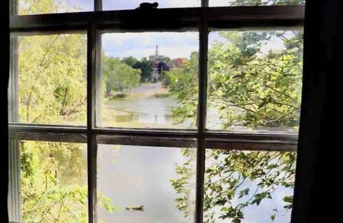 Yorkville House | Riverfront Townhome in Downtown Yorkville