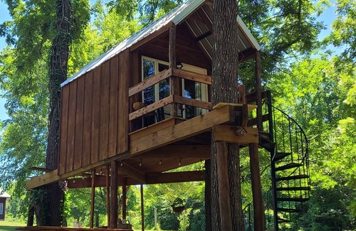 Eureka Springs RV Rental | Riverfront Treehouse Camp