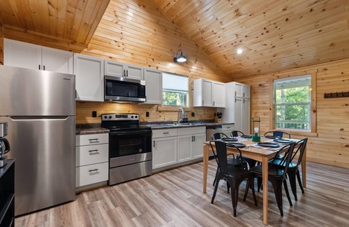 Bakerton Cabin | Riverfront View~Boat Ramp~Foosball~Family Friendly Cabin~20 Min Lake Cumberland